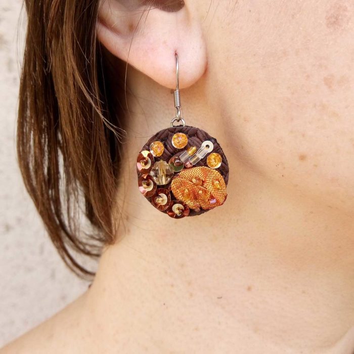 Bijoux textiles brodés à la main