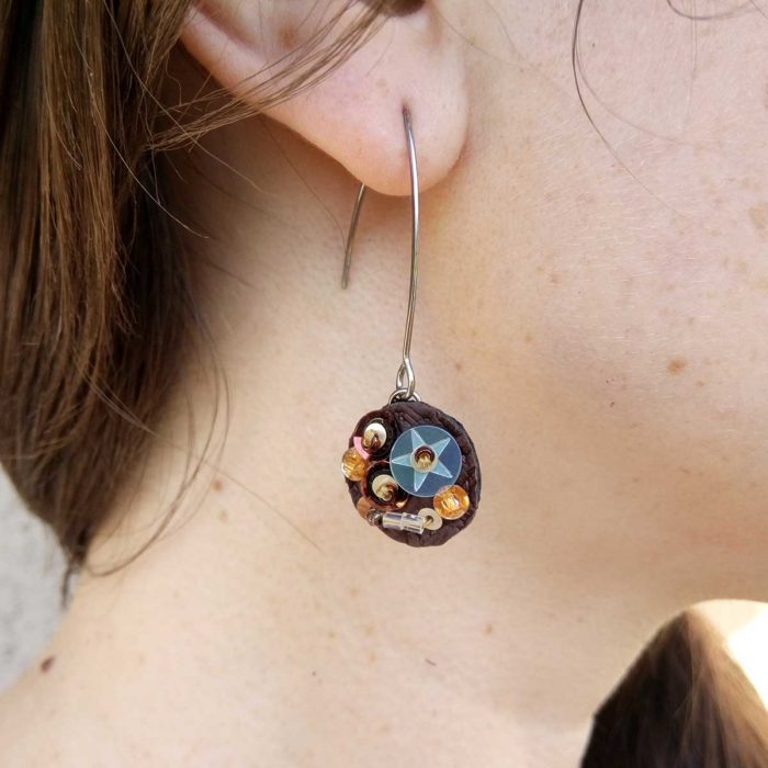 Bijoux textiles brodés à la main